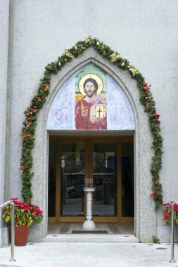 kilise kapısına