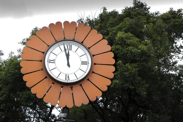 Часы на открытом воздухе — стоковое фото