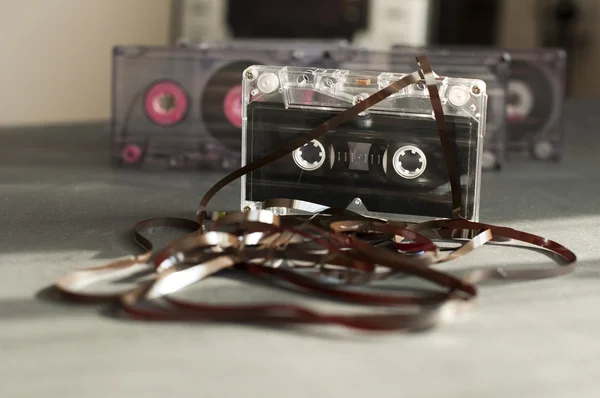 Tonbandkassette mit abgezogenem Band — Stockfoto