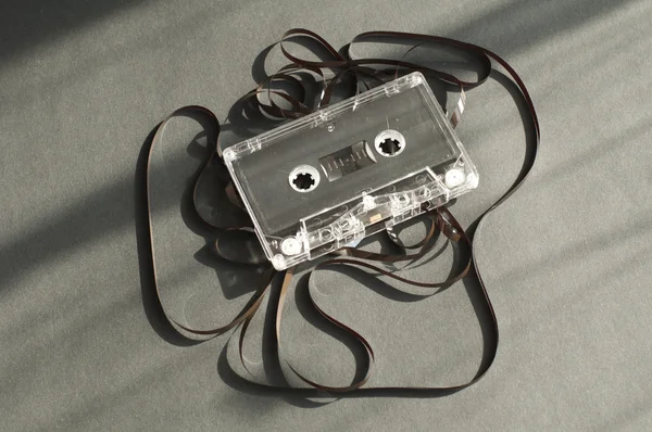 Tonbandkassette mit abgezogenem Band. — Stockfoto