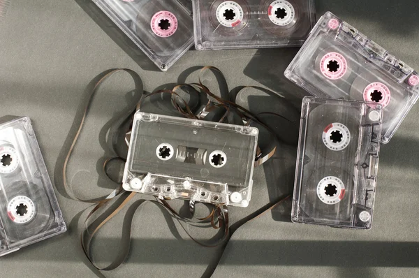 Audio tape cassettes met afgetrokken tape. — Stockfoto