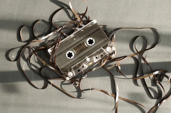 테이프를 빼서 만든 오디오 테이프 카세트. — 스톡 사진