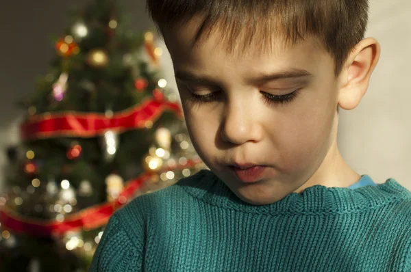 Niño infeliz en Navidad — Foto de Stock