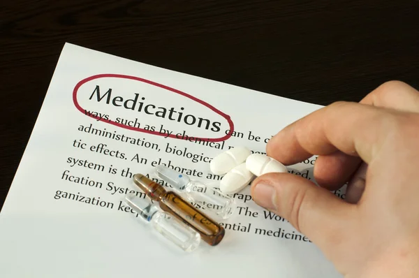 Texto del medicamento y píldora de mano —  Fotos de Stock