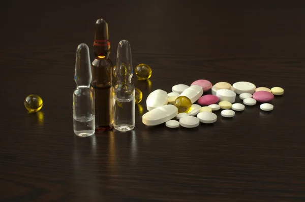 Drogas de pilha na mesa — Fotografia de Stock