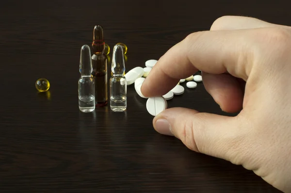 Drogas e pílula de mão — Fotografia de Stock