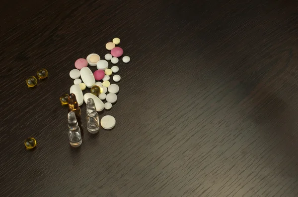 Pile médicaments sur la table — Photo
