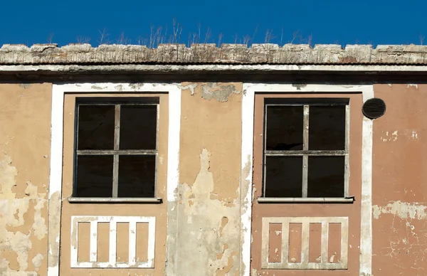 Zeer oude gebouw windows — Stockfoto