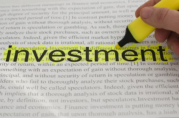 Wpisany tekst inwestycji żółty oznaczone — Zdjęcie stockowe