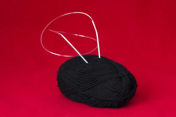 Ball of yarn and knitting skewers — Stock Photo, Image