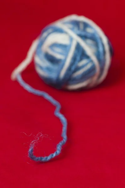 Ball of yarn and knitting skewers — Stock Photo, Image