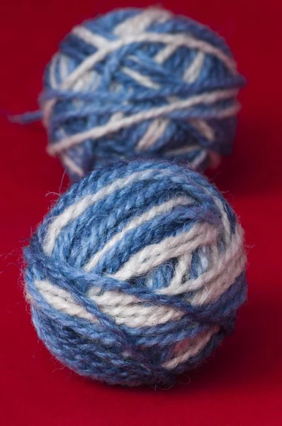 Balle de fils et brochettes à tricoter — Photo