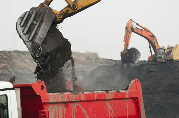 Bagger beladen LKW — Stockfoto