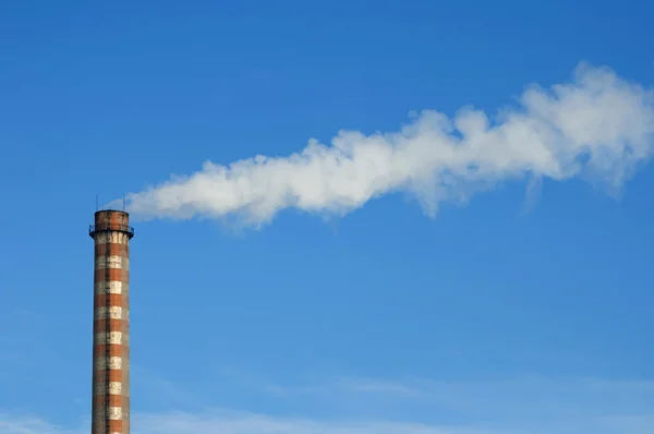 Průmyslové kouření komín — Stock fotografie