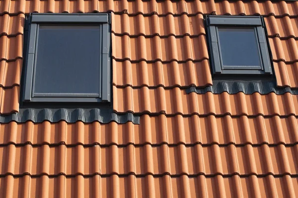 Okna dachowe na dachówką — Zdjęcie stockowe
