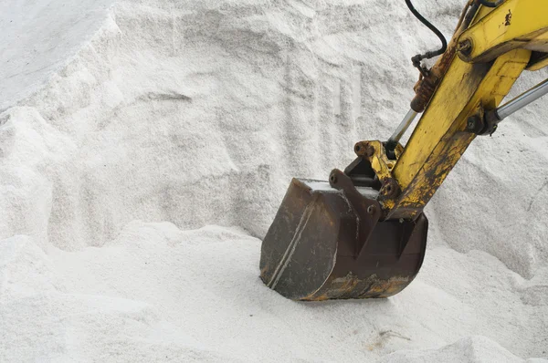 Excavadora excavación pila sal — Foto de Stock
