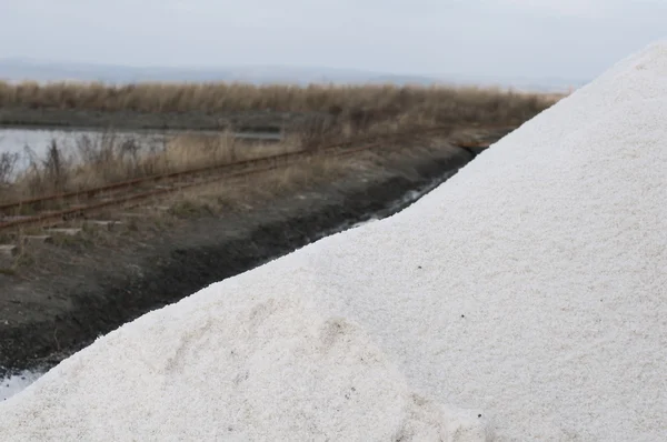Pilha de sal branco e água do mar — Fotografia de Stock