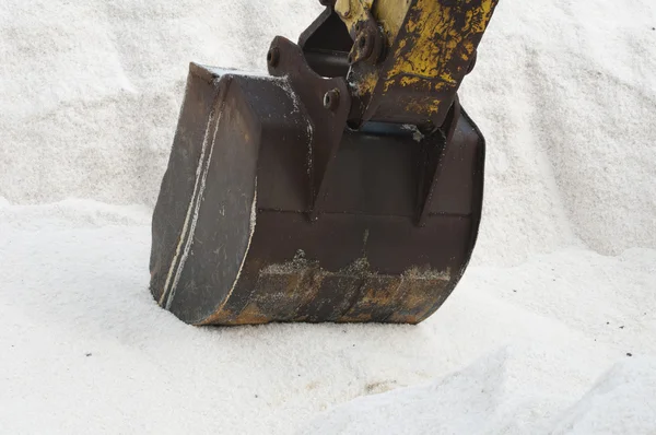 Scavando escavatore mucchio di sale — Foto Stock