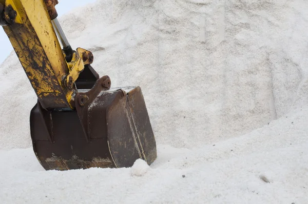 Escavadeira cavando sal pilha — Fotografia de Stock