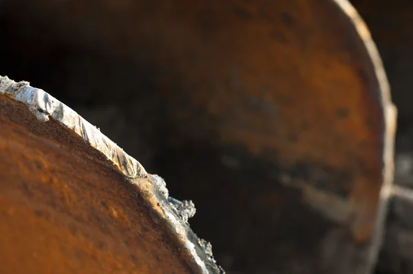 Tuyaux métalliques anciens démontés pour la ferraille — Photo