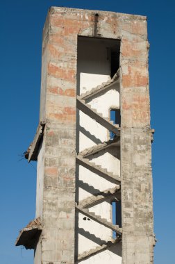 yüksek eski bina yıkılarak