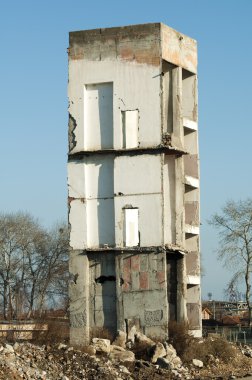 yüksek eski bina yıkılarak