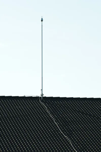 Pára-raios no telhado — Fotografia de Stock