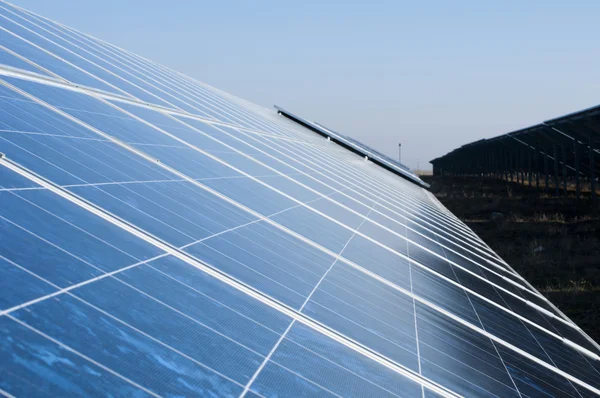 Solární fotovoltaické panely — Stock fotografie