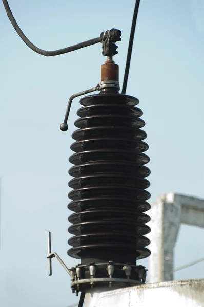 Hoog-voltage draden en transformatoren — Stockfoto