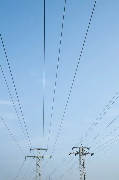 高電圧電柱や電線 — ストック写真