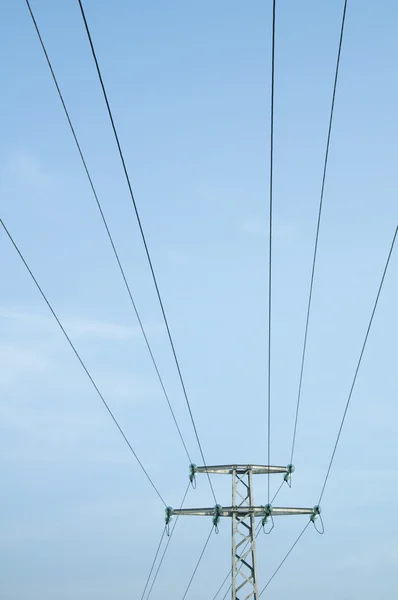Высоковольтные столбы и провода — стоковое фото