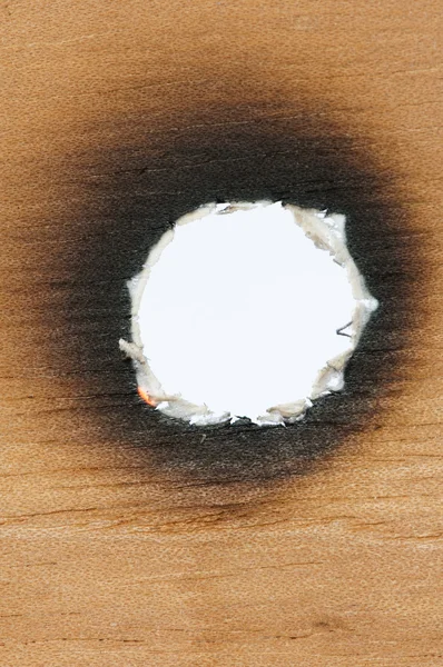 木製の紙と穴を燃やした — ストック写真