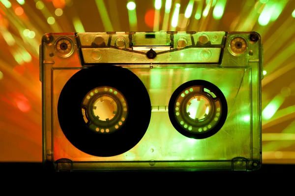 Cinta de cassette transparente discoteca luces fondo — Foto de Stock