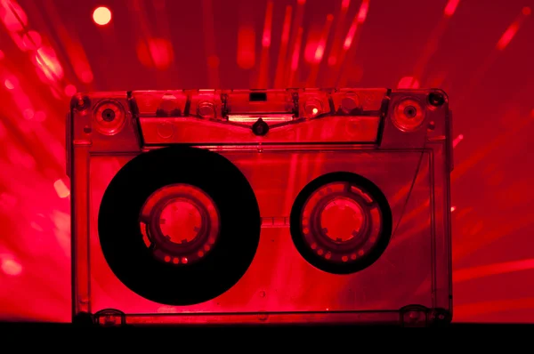Cinta de cassette transparente discoteca luces fondo — Foto de Stock