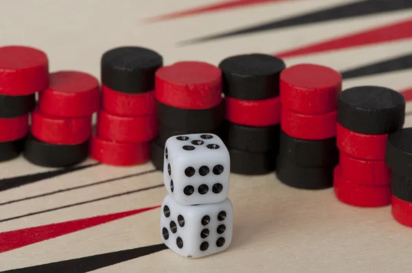 Backgammon en dobbelstenen — Stockfoto