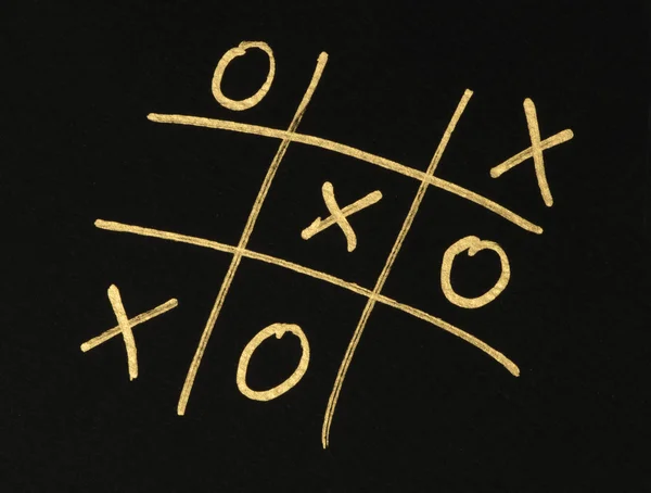 Handgetekende tic-tac-toe spel over zwart — Stockfoto