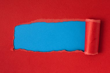 mavi metin alanı olan kırmızı yırtık kağıt