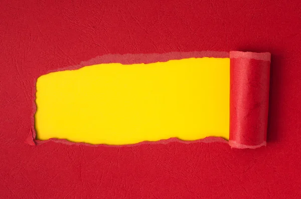 テキストの黄色いスペースと赤引き裂かれた紙 — ストック写真