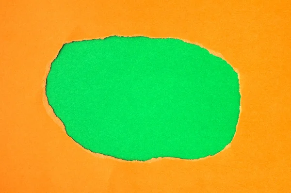 Czerwony papier rozdarty z zielona przestrzeń dla tekstu — Zdjęcie stockowe
