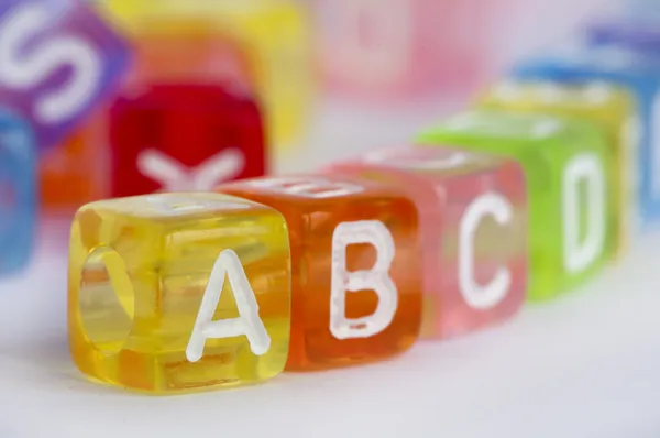 Texto A B C em cubos de madeira coloridos — Fotografia de Stock