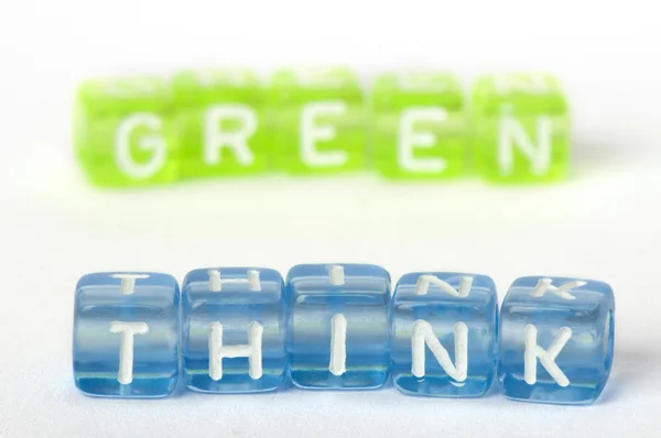 Texte Pensez vert sur cubes colorés — Photo