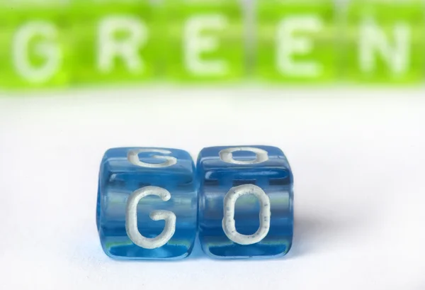 Texto Ir verde en cubos de colores —  Fotos de Stock