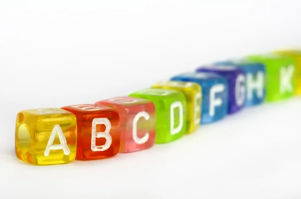 Texto A B C em cubos de madeira coloridos — Fotografia de Stock