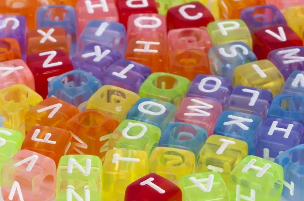 Kleurrijke kubussen met letters — Stockfoto