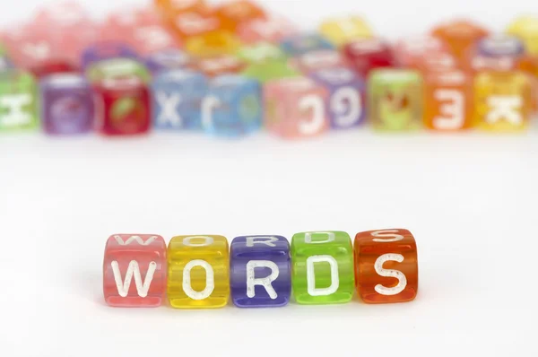 Texto Palavras sobre cubos coloridos sobre branco — Fotografia de Stock