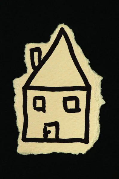 Дом из бежевой бумаги — стоковое фото