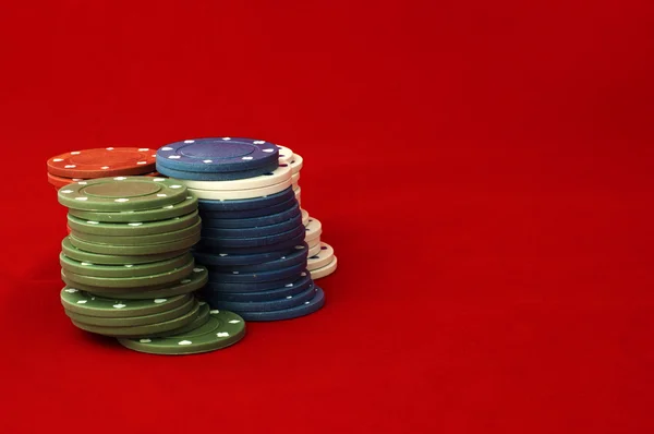 Chips op rode tabel — Stockfoto