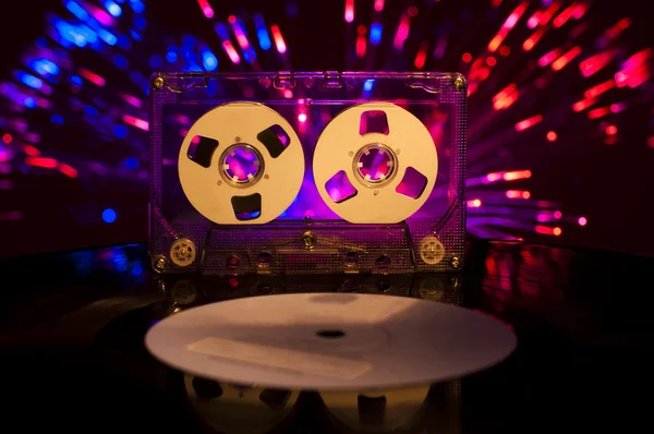 LP disco de vinilo, cinta de cassette y luces disco — Foto de Stock