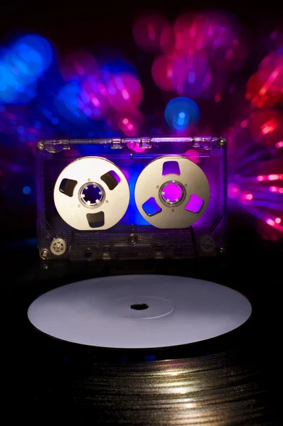 Disco in vinile LP, cassetta e luci da discoteca — Foto Stock