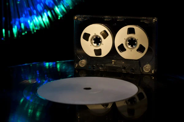 LP disco de vinilo, cinta de cassette y luces disco —  Fotos de Stock